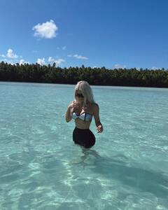 Kim Kardashian Pics: बिकिनी में किम कार्दशियन की फोटोज ने उड़ाए होश, समुद्र किनारे दे रहीं स्टनिंग पोज