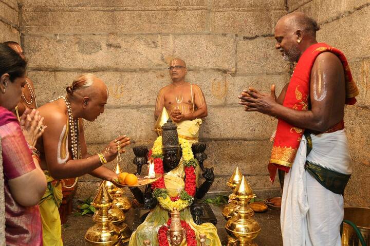 తిరుపతి సమీపంలోని పాతకాల్వ (పేరూరు పండ వద్ద )లో టీటీడీ నిర్మించిన శ్రీ వకుళామాత ఆలయ మహాసంప్రోక్షణ కార్యక్రమాల్లో భాగంగా సోమవారం ఉదయం క్షీరాధివాసం నిర్వహించారు.