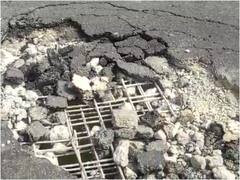 Ghazipur: छह महीने में ही फोरलेन सड़क में हुआ गड्ढा, 20 फुट नीचे की रेल लाइन आने लगी नजर