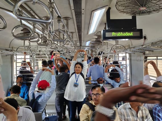 योग दिवस 2022: विश्व योग दिवस के मौके पर मुंबई के लोकल में यात्रियों ने किया योग का अभ्यास