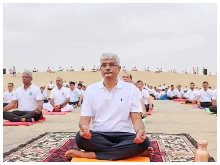 International Yoga Day 2022: जैसलमेर में रेगीस्तान में केंद्रीय मंत्री गजेंद्र सिंह शेखावत ने किया योगाभ्यास, कहा- दूसरों को भी प्रेरित करें Union Minister Gajendra Singh Shekhawat did yoga with soldiers in Jaisalmer on International Yoga Day ANN International Yoga Day 2022: जैसलमेर में रेगीस्तान में केंद्रीय मंत्री गजेंद्र सिंह शेखावत ने किया योगाभ्यास, कहा- दूसरों को भी प्रेरित करें