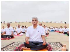 International Yoga Day 2022: जैसलमेर में रेगीस्तान में केंद्रीय मंत्री गजेंद्र सिंह शेखावत ने किया योगाभ्यास, कहा- दूसरों को भी प्रेरित करें