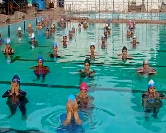 अंतर्राष्ट्रीय योग दिवस: राजकोट में योग दिवस पर महिलाओं ने किया एक्वा योग, जानिए क्या हैं इसके फायदे