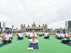 International Yoga Day 2022 : आंतरराष्ट्रीय योग दिनानिमित्त पंतप्रधानांचं कर्नाटकात योगासन