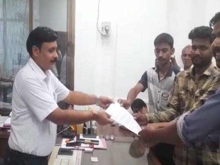 MP News AIDYO submitted a memorandum to District Collector appeal to youth opposing Agneepath scheme ANN Indore News : ऑल इंडिया डेमोक्रेटिक यूथ ऑर्गेनाइजेशन ने सौंपा राष्ट्रपति के नाम ज्ञापन, अग्निपथ योजना का विरोध कर रहे युवाओं की गिरफ्तारी रोकने की मांग