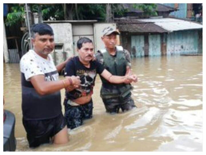 देश के उत्तर पूर्वी इलाकों में लगातार हो रही भारी बारिश से जन जीवन अस्त व्यस्त हो गया है. जिससे असम के निचले इलाकों में बाढ़ के हालत बन गए हैं.