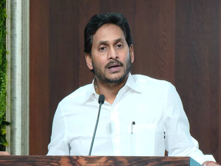 Amaravati cm jagan review on roads construction repairs criticizes opposition parties on allegation CM Jagan :  ఏపీ అభివృద్ధిని అడ్డుకోవడమే ప్రతిపక్షాల అజెండా- సీఎం జగన్