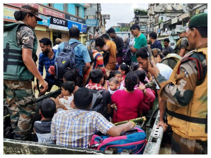 बता दें कि लगातार हो रही मुसलाधार बारिश के कारण असम (Assam), मेघालय (Meghalaya), अरुणाचल प्रदेश (Arunachal Pradesh) में ज्यादातर नदियां खतरे के निशान से ऊपर बह रही हैं.