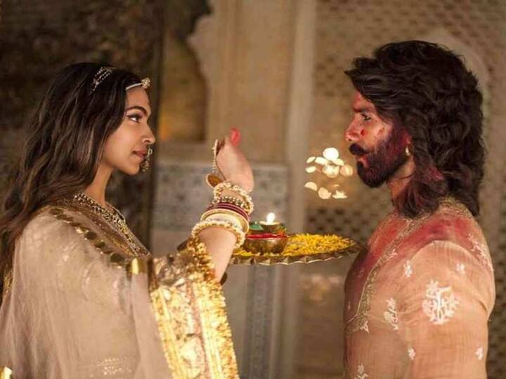 शुरूआत करते हैं फिल्म 'पद्मावत' (Padmavat) से. रिपोर्ट्स के अनुसार इस फिल्म के लिए दीपिका पादुकोण (Deepika Padukone) को 13 करोड़ रूपये मिले थे, जबकि शाहिद कपूर (Shahid Kapoor) को सिर्फ 7 करोड़.