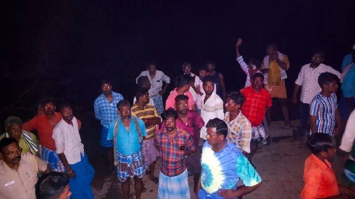 ஒகேனக்கல்லில் திடீர் தீ விபத்து - லைப் ஜாக்கெட், பரிசல்கள் எரிந்து நாசம்..!