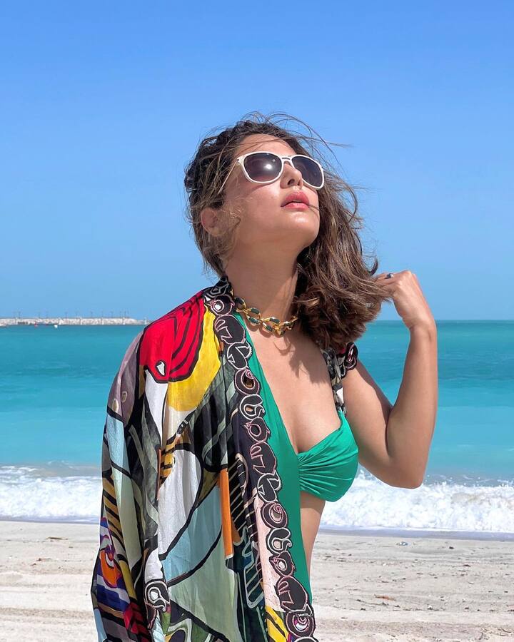 Hina Khan Photos: નાના પડદા પર પોતાના અભિનયથી લોકોના દિલમાં જગ્યા બનાવનાર અભિનેત્રી હિના ખાનની સોશિયલ મીડિયા પર જોરદાર ફેન ફોલોઈંગ છે. સાથે જ તે પોતાની સુંદર તસવીરોથી ચાહકોનું દિલ જીતતી રહે છે. જો કે આ વખતે હિનાએ પોતાના બોલ્ડ લુકથી લોકોને ક્લીન બોલ્ડ કરી દીધા છે.
