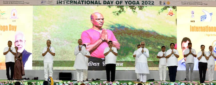 Celebrated International Yoga Day at Nagpur International Yoga Day 2022 : शारीरिक, मानसिक स्वास्थ्यासाठी योगसाधना उपयुक्त: केंद्रीय मंत्री नितीन गडकरी