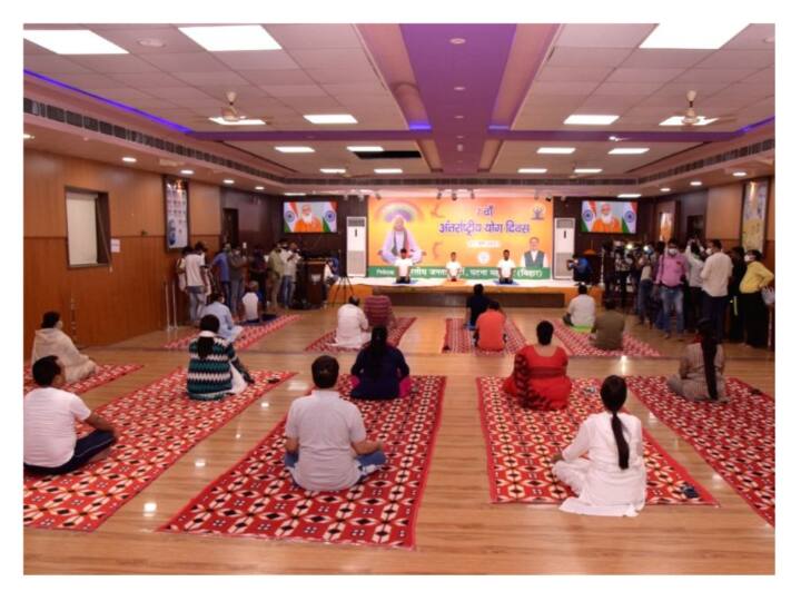 BJP Hold Yoga Programme in party office in patna agriculture minister amarendra pratap singh participate ann Yoga Day: पटना बीजेपी ऑफिस में पार्टी नेताओं ने किया योग, कृषि मंत्री बोले- शारीरिक व मानसिक मजबूती के लिये योग जरूरी