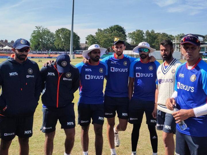 टीम इंडिया ने ऋषभ पंत के साथ-साथ श्रीकर भरत को विकेटकीपर बैट्समैन के रूप में टीम में जगह दी है. भरत ने घरेलू मैचों में शानदार प्रदर्शन किया है.