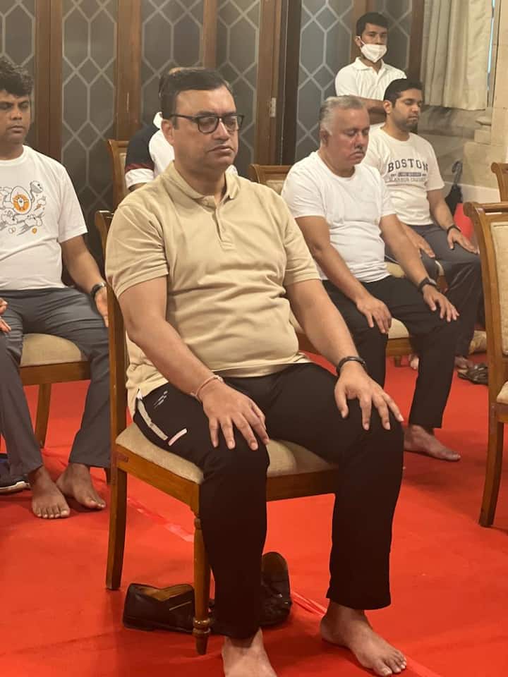 मुख्य न्यायमूर्ती दीपांकर दत्ता यांच्यासह हायकोर्टातील इतर न्यायमूर्ती, रजिस्ट्रार जनरल तसेच जेष्ठ वकिलही या कार्यक्रमात सहभागी झाले होते.
