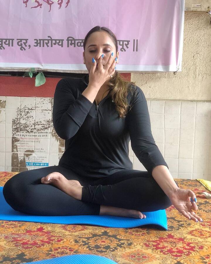 भोजपुरी अदाकारा रानी चटर्जी अपनी फिटनेस के लिए पहचानी जाती हैं. एक्ट्रेस का बेबाक अंदाज हमेशा से ही फैंस के दिलों पर राज करता नजर आता है.