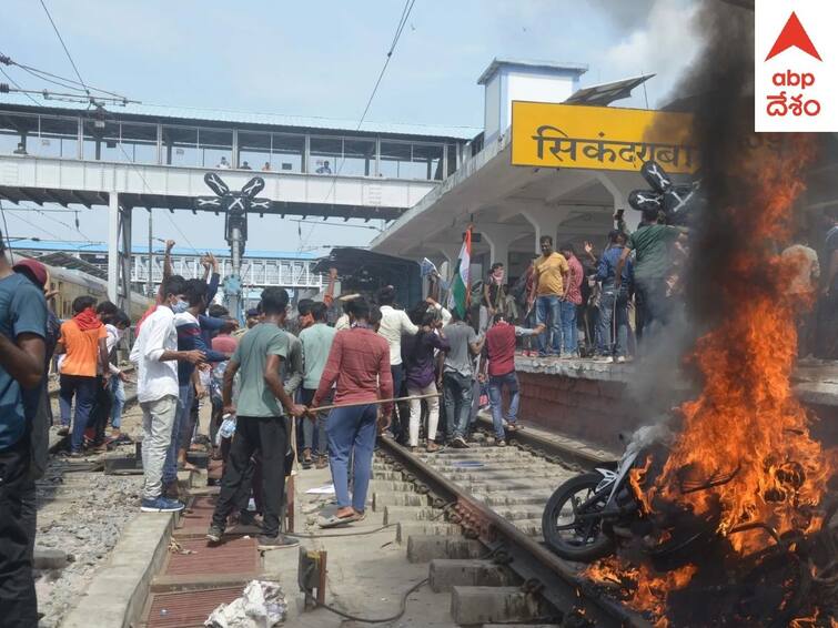 Hyderabad Task Force Police arrests Two Karimnagar Youth in Secunderabad Riots Case Karimnagar: అన్ని జిల్లాలను జల్లెడ పడుతున్న టాస్క్‌ఫోర్స్ దాడులు, పోలీసుల అదుపులో ఇద్దరు కరీంనగర్ యువకులు !