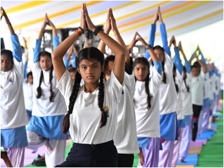 Yoga Day 2022: छत्तीसगढ़ में 1200 से अधिक लोगों ने किया योगाभ्यास, दिल्ली में सीएम ने किया योग, गिनाए कई फाएदे