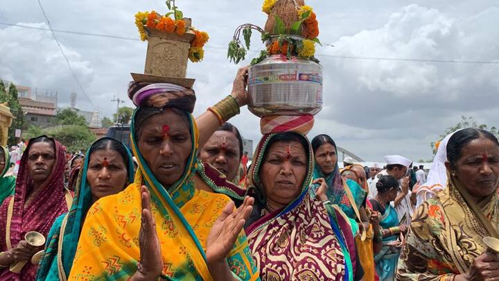आळंदीत किमान 4 लाखांहून अधिक भाविक दाखल झाल्याची माहिती मिळत आहे. संत ज्ञानेश्वर महाराज देवस्थान व प्रशासनाच्या वतीने पायी वारी प्रस्थान सोहळ्याची जय्यत तयारी करण्यात आली आहे.