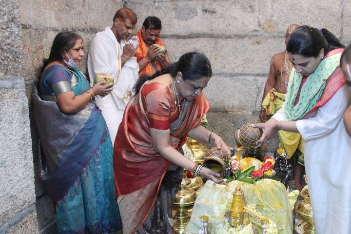 తిరుపతి సమీపంలోని పాతకాల్వ (పేరూరు పండ వద్ద )లో టీటీడీ నిర్మించిన శ్రీ వకుళామాత ఆలయ మహాసంప్రోక్షణ కార్యక్రమాల్లో భాగంగా సోమవారం ఉదయం క్షీరాధివాసం నిర్వహించారు.