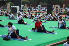 International Yoga day 2022: যোগের ময়দানেও সমান স্বচ্ছন্দ, যোগ দিবসে দেখালেন মন্ত্রীরা
