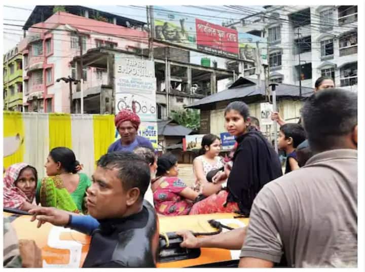 कामरूप ग्रामीणच्या पालेपारा गावात पुरामुळे 40 वर्षीय कर्करोगग्रस्त रुग्ण तीन दिवसांपासून अडकून पडला होता. ज्याची भारतीय लष्करानं सुटका करून गुवाहाटी येथील रुग्णालयात उपचारासाठी पाठवलं आहे.