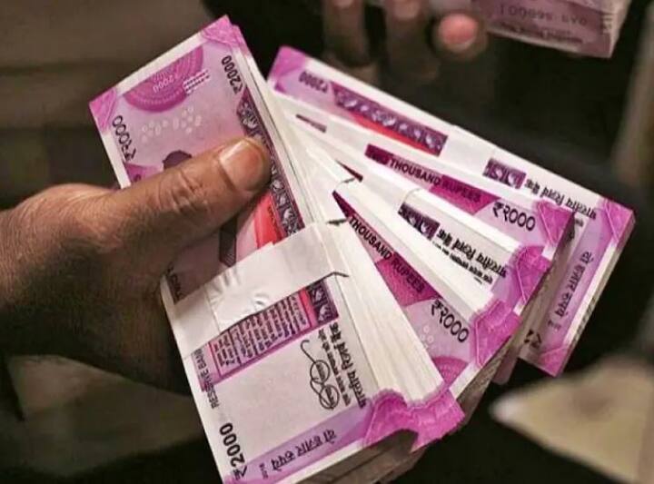 आज आपको एक ऐसी स्कीम के बारे में बता रहे हैं जो आपको करीब 7 फीसदी का शानदार रिटर्न देने की क्षमता रखती है. अगर आपको 6.5 फीसदी या इससे ज्यादा ब्याज चाहिए तो पोस्ट ऑफिस के किसान विकास पत्र (KVP) स्कीम में निवेश कर सकते हैं. इसमें 6.9 फीसदी का ब्याज मिल रहा है.