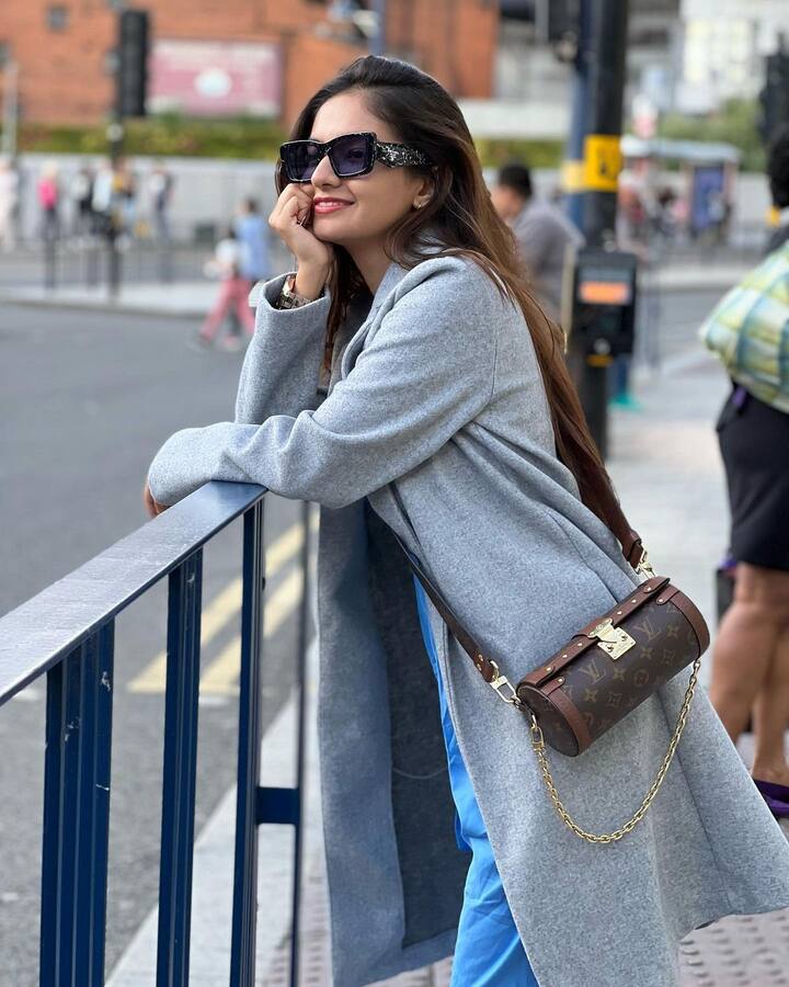 अनुष्काही तिच्या चाहत्यांना कधीच निराश करत नाही. सोशल मीडियाच्या माध्यमातून ती तिच्या चाहत्यांशी जोडलेली असते.आता पुन्हा अनुष्काने तिच्या नव्या लूकने चाहत्यांच्या हृदयाचे ठोके वाढवले ​​आहेत.(photo:anushkasen0408/ig)