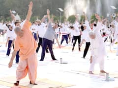 International Yoga Day पर सीएम योगी आदित्यनाथ का दिखा खास अंदाज, यहां देखें तस्वीरें