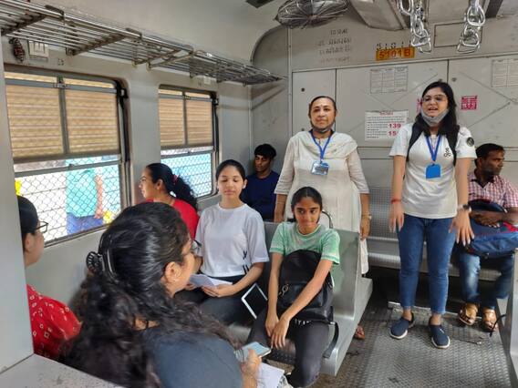 योग दिवस 2022: विश्व योग दिवस के मौके पर मुंबई के लोकल में यात्रियों ने किया योग का अभ्यास