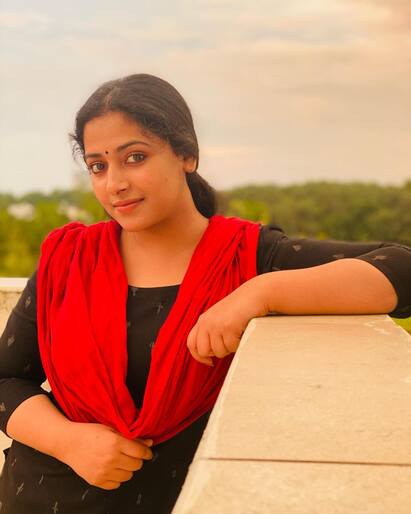 பெண்ணல்ல பெண்ணல்ல ஊதாப்பூ...