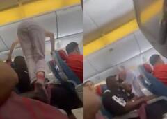 Watch: ਜਹਾਜ਼ 'ਚ ਸਵਾਰ ਮਹਿਲਾ ਨੇ ਸੀਟ 'ਤੇ ਜਾਣ ਲਈ ਅਚਾਨਕ ਯਾਤਰੀਆਂ ਦੇ ਉੱਪਰ ਦੀ ਮਾਰੀ ਛਾਲ, ਸੋਸ਼ਲ ਮੀਡੀਆ 'ਤੇ ਵੀਡੀਓ ਵਾਇਰਲ