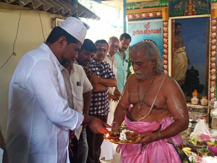 நட்புக்காக  பூஜையில் பங்கேற்ற இஸ்லாமியர்; பரிவட்டம் கட்டி மரியாதை - கரூரில் சுவாரஸ்ய நிகழ்வு