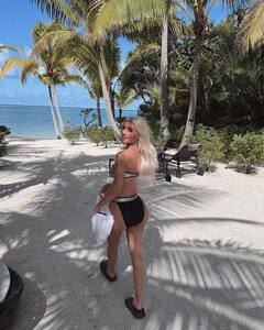 Kim Kardashian Pics: बिकिनी में किम कार्दशियन की फोटोज ने उड़ाए होश, समुद्र किनारे दे रहीं स्टनिंग पोज