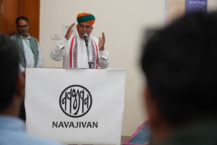 Thumb Printed: Champaran Indigo Peasants speak to Gandhi book launched by navjiav trust ચંપારણ સત્યાગ્રહના દસ્તાવેજી પુસ્તક ‘થમ્બ પ્રિન્ટેડનું’  કેન્દ્રિય રાજ્ય કક્ષાના સાંસ્કૃતિક મંત્રી અર્જુન રામ મેઘવાલજીએ કર્યું વિમોચન