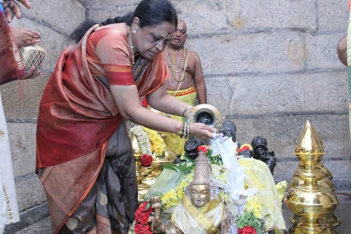తిరుపతి సమీపంలోని పాతకాల్వ (పేరూరు పండ వద్ద )లో టీటీడీ నిర్మించిన శ్రీ వకుళామాత ఆలయ మహాసంప్రోక్షణ కార్యక్రమాల్లో భాగంగా సోమవారం ఉదయం క్షీరాధివాసం నిర్వహించారు.