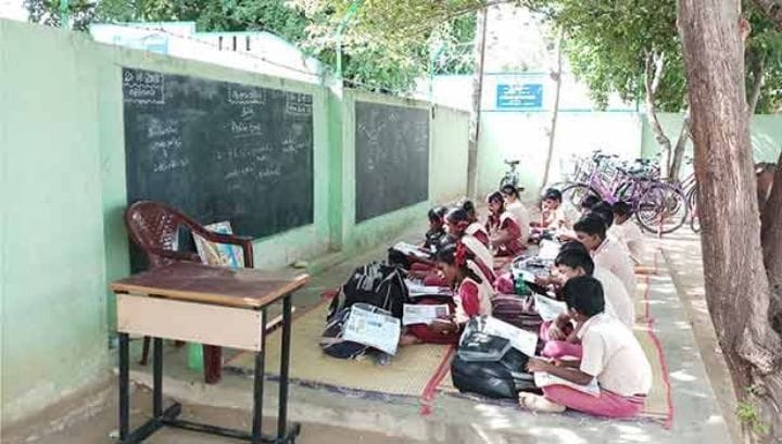 Pudukottai Govt School: அரசு பள்ளியில் கட்டிட வசதி இல்லை - வெட்ட வெளியில் படிக்கும் மாணவர்கள்..!