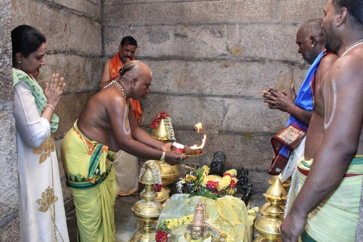 తిరుపతి సమీపంలోని పాతకాల్వ (పేరూరు పండ వద్ద )లో టీటీడీ నిర్మించిన శ్రీ వకుళామాత ఆలయ మహాసంప్రోక్షణ కార్యక్రమాల్లో భాగంగా సోమవారం ఉదయం క్షీరాధివాసం నిర్వహించారు.