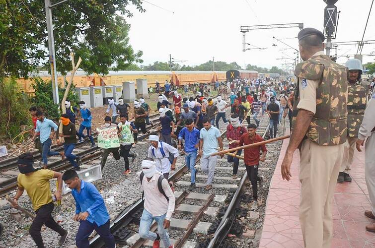 'अग्निपथ' विरोधी गुब्बारे में आखिर किसने चुभो दी ये 'सुई'? Agnipath Scheme opposition protest against new army recruitment scheme 'अग्निपथ' विरोधी गुब्बारे में आखिर किसने चुभो दी ये 'सुई'?