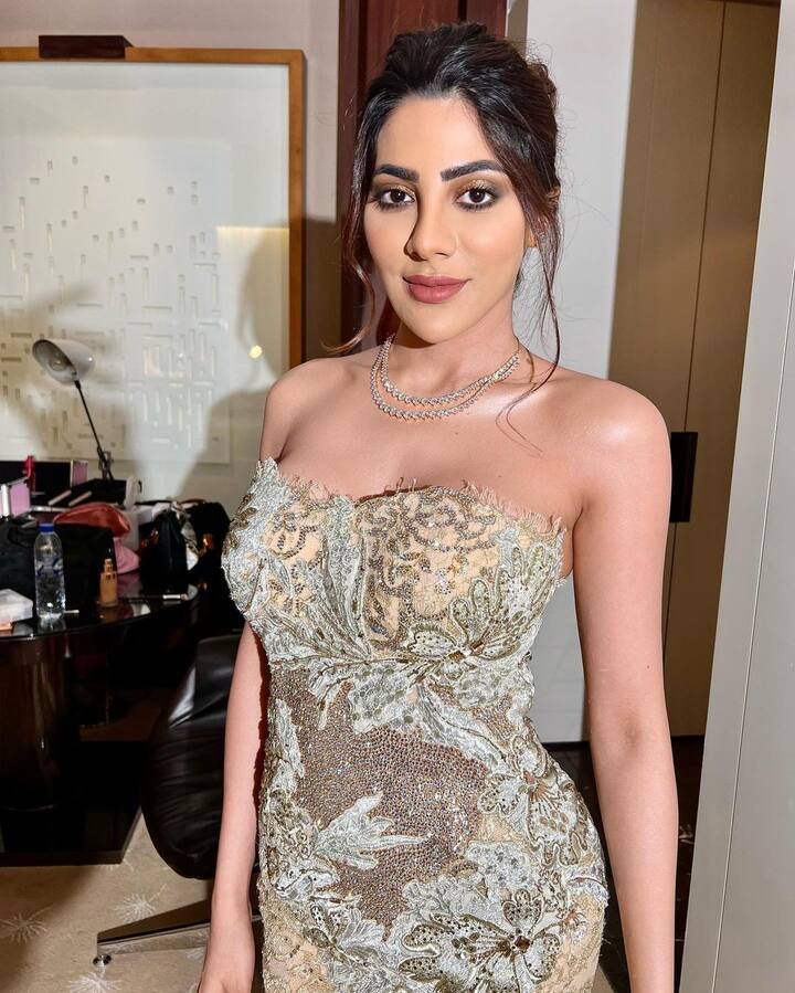 अभिनेत्रीने अलीकडेच तिच्या इंस्टाग्राम हँडलवर तिच्या लेटेस्ट फोटोशूटची एक झलक शेअर केली आहे. यामध्ये तीने ऑफ शोल्डर ड्रेस परिधान केलेला दिसत आहेकाळ्या रंगाची मोनोकिनी परिधान करताना दिसत आहे.(photo:nikki_tamboli/ig)