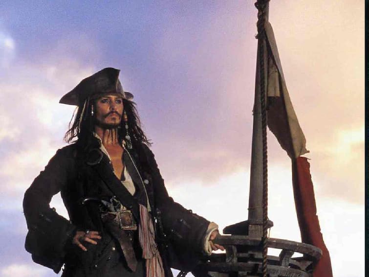 Actor Johnny Depp's face as Jack Sparrow used in Disney light show after four years Johnny Depp : तब्बल चार वर्षांनंतर डिस्नीच्या लाईट शोमध्ये झळकला जॉनी डेपचा चेहरा! चाहत्यांमध्ये उत्साहाचे वातावरण