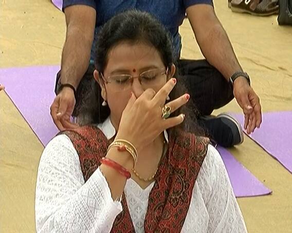 अंतर्राष्ट्रीय योग दिवस: गुजरात में कैसे मनाया गया योग दिवस? तस्वीरें देखें