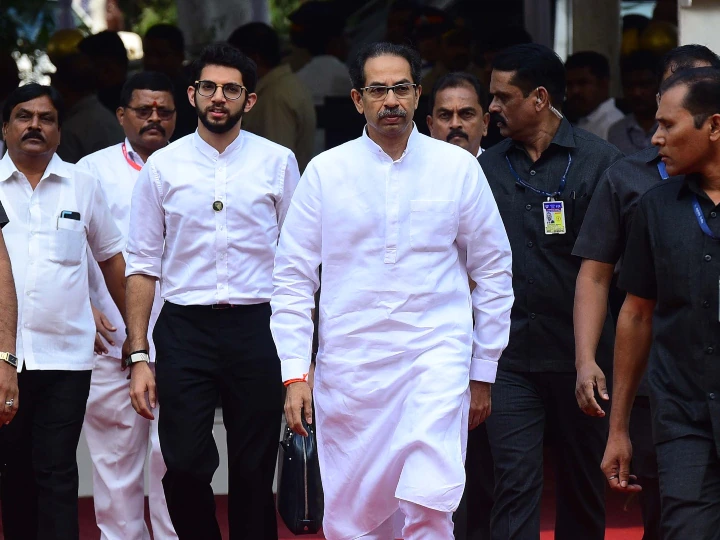 Maharashtra में विधायकों की बड़ी बगावत, 30 विधायकों के साथ एकनाथ शिंदे पहुंचे गुजरात..Desh Dhuaandhaar