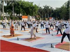 International Yoga Day 2022: अंतरराष्ट्रीय योग दिवस पर राजभवन में हुआ योगाभ्यास, राज्यपाल आनंदीबेन और सीएम योगी ने लिया हिस्सा