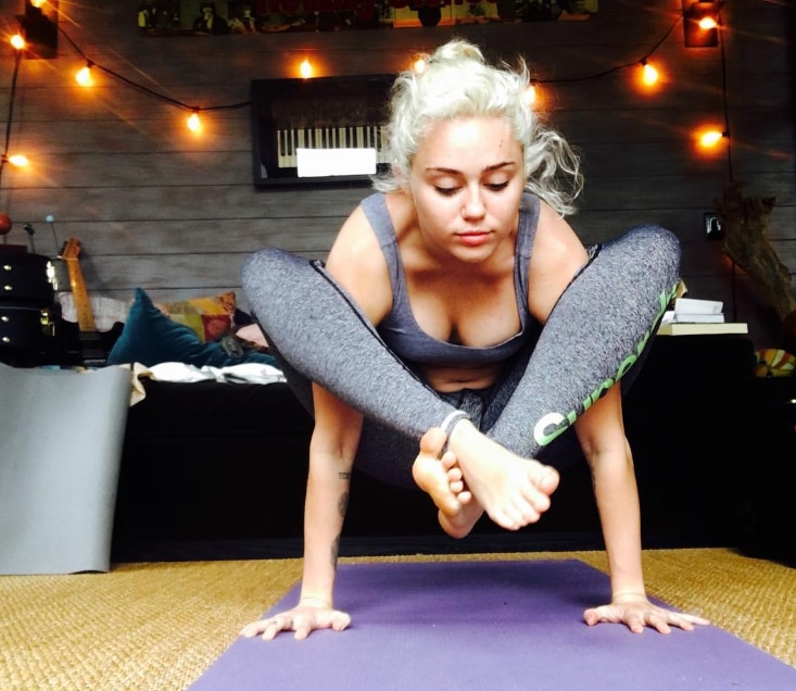 From Myley Cyrus To Beyonce These Hollywood Celebs Also Do Yoga In Their  Daily Life | International Yoga Day: सिर्फ बॉलीवुड ही नहीं फिटनेस के लिए  हॉलीवुड हसीनाएं भी करती हैं योग, लिस्ट में माइली से बियॉन्से तक हैं शामिल