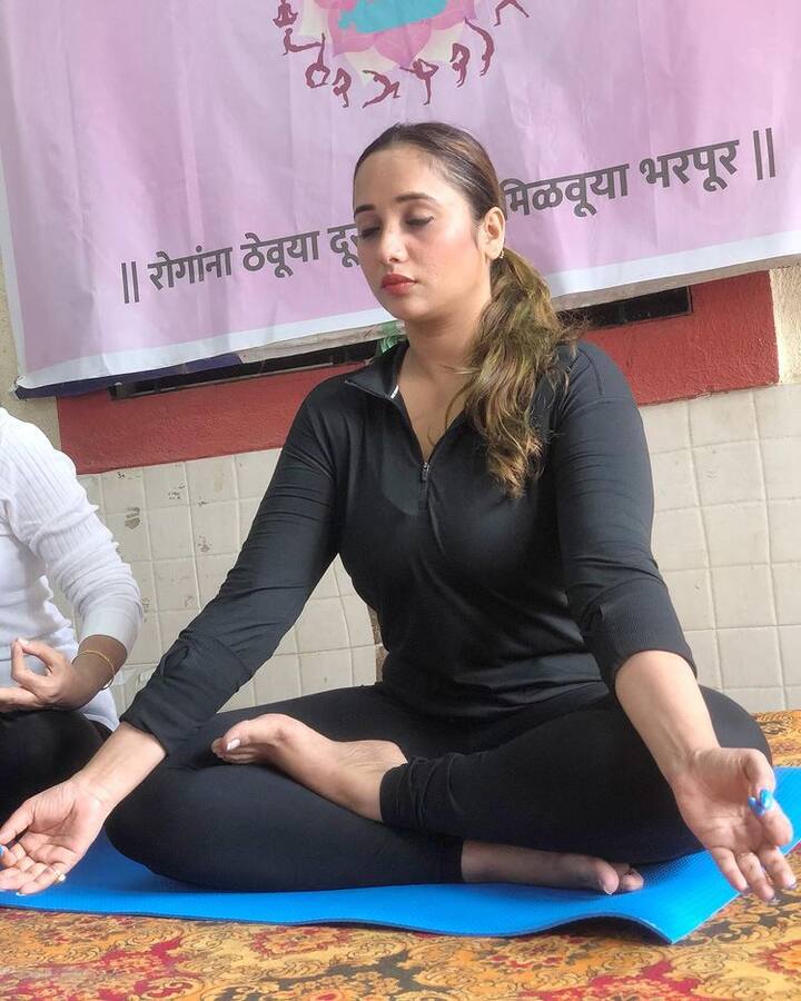 रानी चटर्जी ने योगा की तस्वीरें शेयर करते हुए फैंस को भी योगा करने के लिए मोटिवेट किया है.