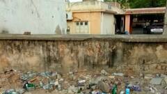 કચ્છઃ દારૂબંધીનો કાયદો માત્ર કાગળ પર, સરકારી કચેરી પાસેજ દારૂની બોટલોનો ઢગ