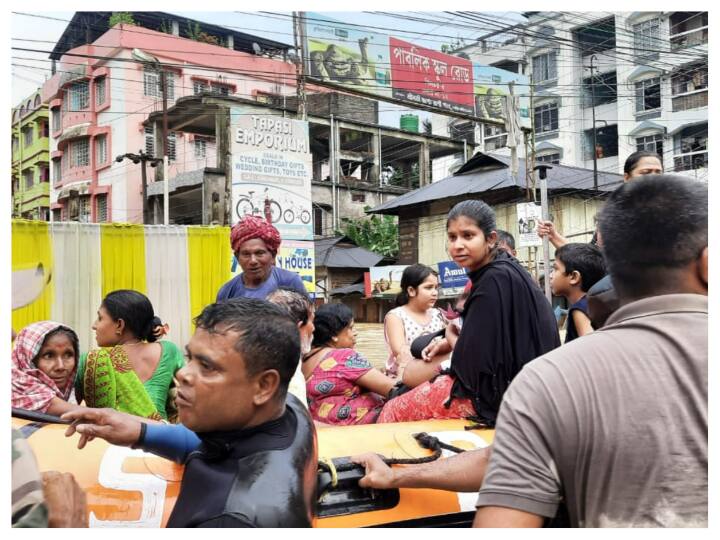 बताया जा रहा है कि कामरूप ग्रामीण के पालेपारा गांव में बाढ़ के कारण एक 40 वर्षीय कैंसर रोगी तीन दिनों से फंसी हुई थी. जिसे भारतीय सेना ने रेस्क्यू कर इलाज के लिए गुवाहाटी के अस्पताल भेज दिया है.