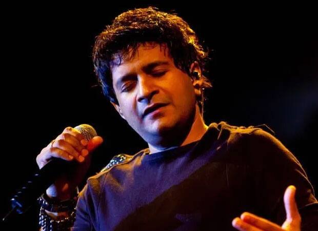 31 मई 2022 को कोलकाता में एक स्टेज परफॉर्मेंस के बाद केके ने दुनिया को अलविदा कह दिया था. 53 साल की उम्र में उनके निधन की खबर ने उनके फैंस को हिला कर रख दिया था. 'प्यार के पल' और 'यारों दोस्ती' जैसे अनगिनत हिट गानों के चलते केके ने देश के युवाओं के बीच खासी लोकप्रियता हासिल कर ली थी.