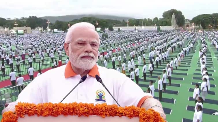 'I extend my greetings to all on this 8th International Yoga Day' Prime Minister Narendra Modi arrives at Mysuru Palace Ground International Yoga Day 2022: 'যোগ জীবনের অঙ্গ, বিশ্বে শান্তি প্রতিষ্ঠায় সক্ষম, ', আন্তর্জাতিক যোগ দিবসে শুভেচ্ছাবার্তা মোদির